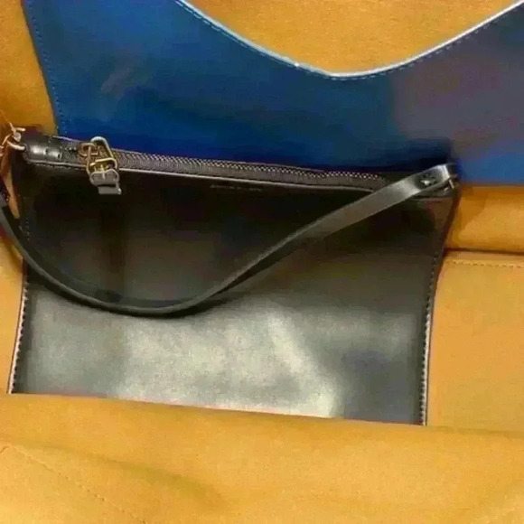 NWT Anne Klein Ameila Tote in Royal Blue and Black with matching black wristlet - Picture 5 of 9